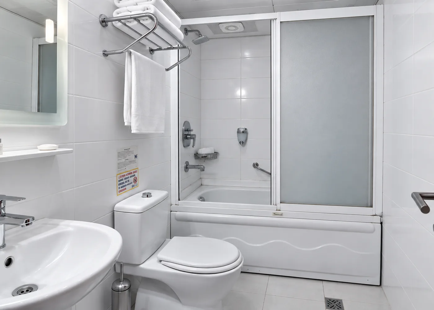 Odalardaki küvetli banyo detayı