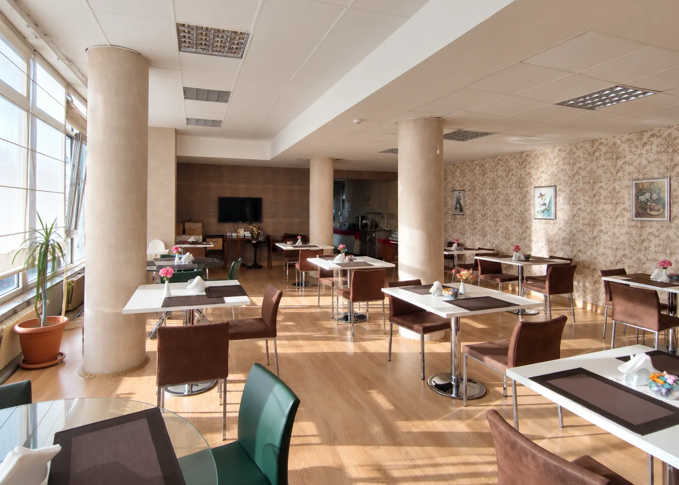 Has Termal Otel kafeterya ve kahvaltı salonu — toplantı ve grup buluşmaları için kullanılabilen geniş alan